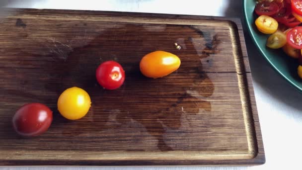Home Chef Kok Snijden Tomaten Voor Een Italiaanse Stijl Tomatensalade — Stockvideo