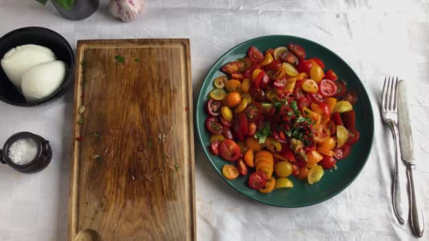 Chef Casero Mezclando Hierbas Con Ensalada Tomate Estilo Italiano — Vídeos de Stock
