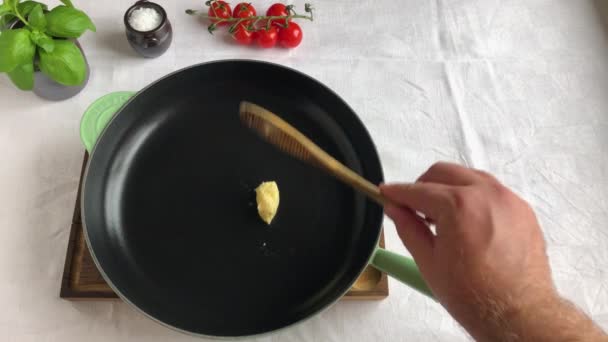 Home Chef Derretendo Manteiga Panela — Vídeo de Stock