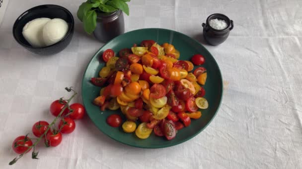 Home Chef Kok Afwerking Van Een Biologische Italiaanse Stijl Tomatensalade — Stockvideo