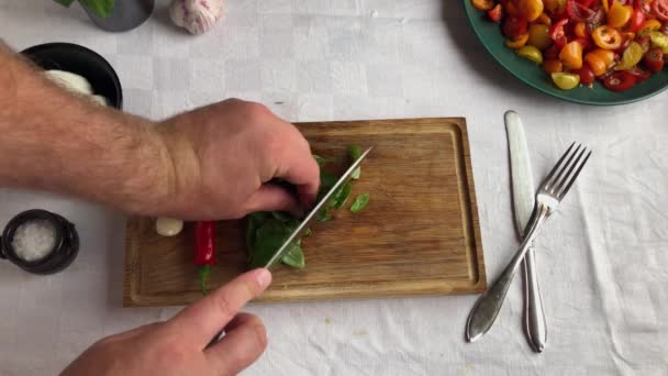 Home Chef Snijden Basilicum Voor Een Italiaanse Stijl Tomatensalade — Stockvideo