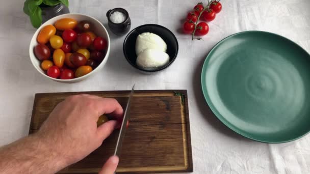 Hauskoch Schneidet Tomaten Für Einen Italienischen Tomatensalat — Stockvideo