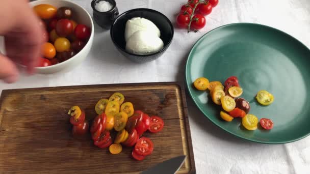 Hem Kock Sätter Färska Ekologiska Tomater Tallrik För Italiensk Stil — Stockvideo