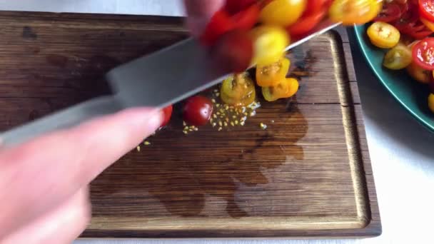 主厨把新鲜的有机西红柿放在盘子里做意大利式沙拉 — 图库视频影像