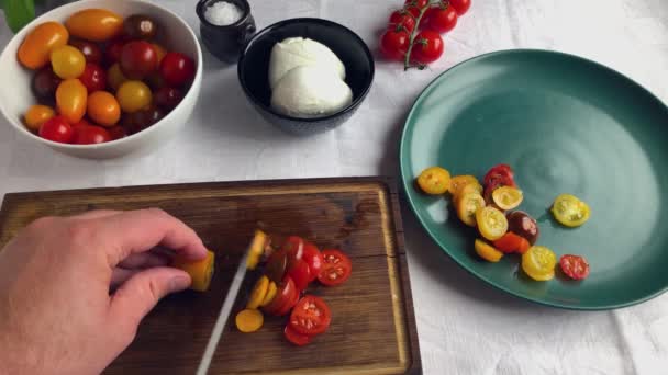 Home Chef Kok Snijden Tomaten Voor Een Italiaanse Stijl Tomatensalade — Stockvideo