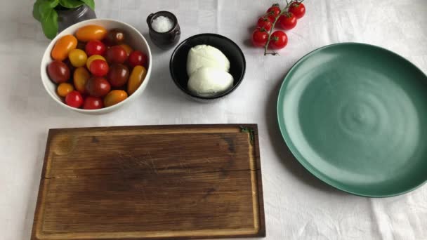 Verduras Orgánicas Frescas Presentadas Una Mesa Estilo Retro — Vídeo de stock