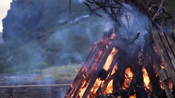 Ρομαντική Βραδιά Φωτιάς Στα Ισλανδικά Υψίπεδα Μια Ζεστή Φωτιά Καίει — Αρχείο Βίντεο