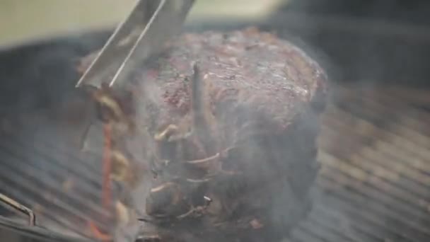 Kleště Přesunout Šťavnaté Prvočíslo Žebra Kolem Grilu Venku Jak Vaří — Stock video