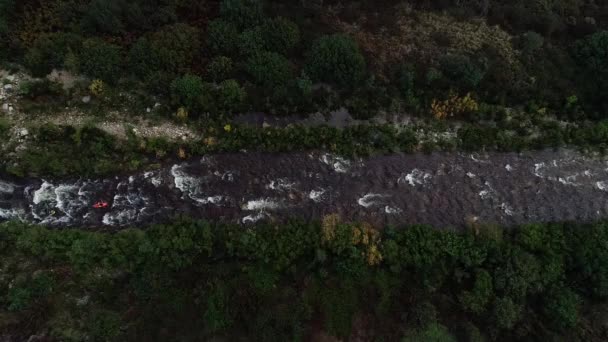 冬の嵐の間 南アフリカ西部の岬のフリーストーンストリーム上の白い水の急流で漕ぐ白い水カヤックの空中映像 — ストック動画