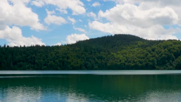 Hermosa Vista Lago Tranquilo Frente Una Montaña Durante Día Soleado — Vídeos de Stock
