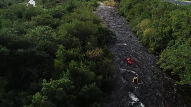 Aerial Footage White Water Kayaks Paddling White Water Rapids Freestone — Stock Video