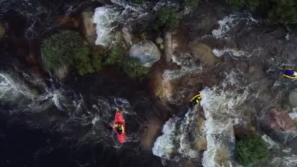 Luchtbeelden Van Witte Waterkajaks Peddelend Stroomversnellingen Van Het Witte Water — Stockvideo