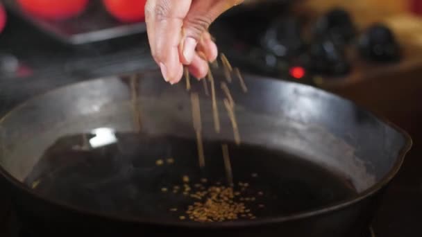 大蒜放在铁锅里煎 — 图库视频影像