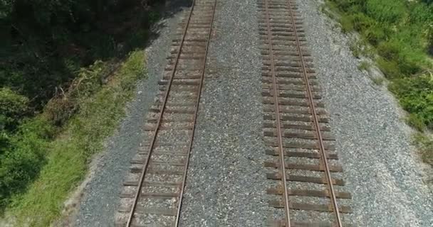 Alçak Irtifadan Geriye Doğru Uçarak Boş Tren Raylarının Üzerinden Geçen — Stok video