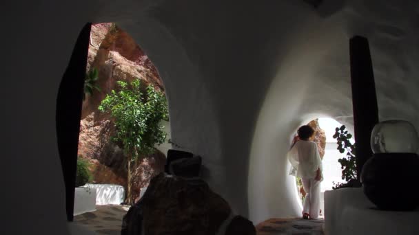 Donna Appoggiata Muro Rilassa Nella Casa Museo Lagomar Lanzarote Guardando — Video Stock