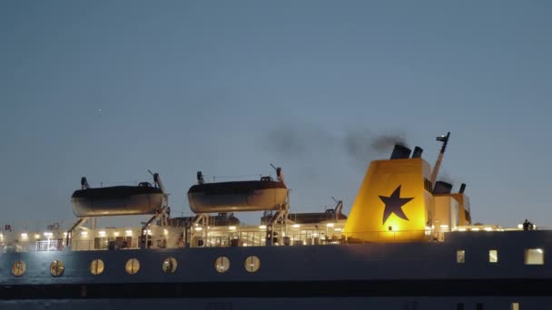 Mytilene Ferry Éloigne Jetée Nuit Pour Rendre Athènes — Video