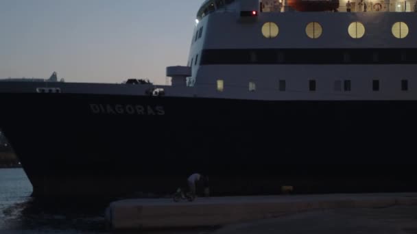 Mytileneフェリーは夜に桟橋から離れてアテネに行く — ストック動画