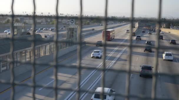 Schwerer Verkehr Auf Dem Freeway Unter Einer Brücke Los Angeles — Stockvideo