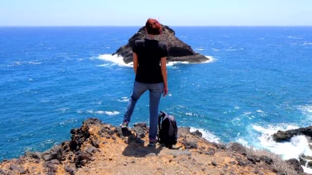 Mulher Mochileira Olhando Para Uma Pequena Ilhota Vulcânica Oceano Das — Vídeo de Stock