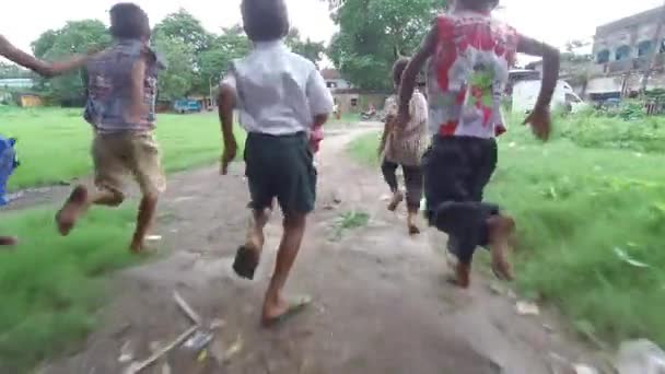 Φτωχά Αθώα Άστεγα Παιδιά Ινδιάνων Που Παίζουν Και Τρέχουν Τους — Αρχείο Βίντεο