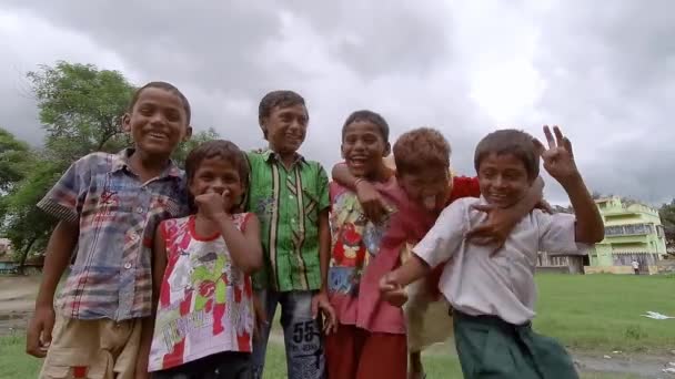 貧しい小さな罪のないインドのホームレスの子供たち彼らの友人や兄弟と遊んだり笑ったり貧困と無実 — ストック動画