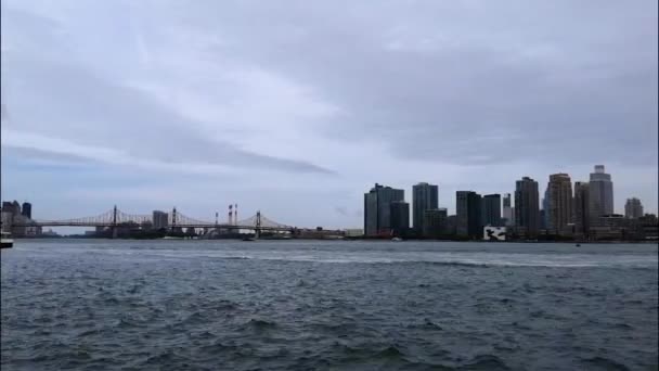 曇りの日にマンハッタンの海岸線から東川とブルックリンの左から右への遅いパン — ストック動画