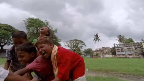 貧しい小さな罪のないインドのホームレスの子供たち彼らの友人や兄弟と遊んで笑って 貧困と無実 スローモーション — ストック動画