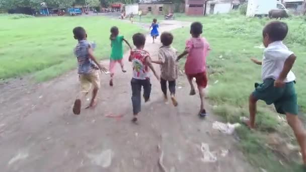 Biedne Niewinne Indyjskie Bezdomne Dzieci Bawią Się Biegają Swoimi Przyjaciółmi — Wideo stockowe