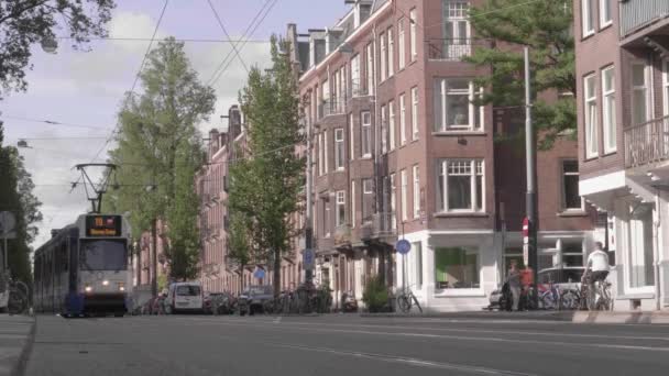 암스테르담의 전차가 지나가고 있습니다 오후에 촬영됨 — 비디오