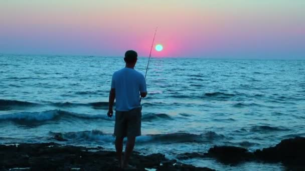 Rovinj日落与一个男人钓鱼 — 图库视频影像