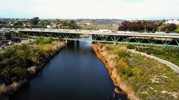 Highway Bridge Rivier Drone Beelden Luchtbeelden Van Interstate Boven Een — Stockvideo