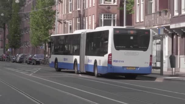 Amsterdam Otobüs Durağından Uzaklaşan Bir Otobüs Öğleden Sonra Amsterdam Batısında — Stok video