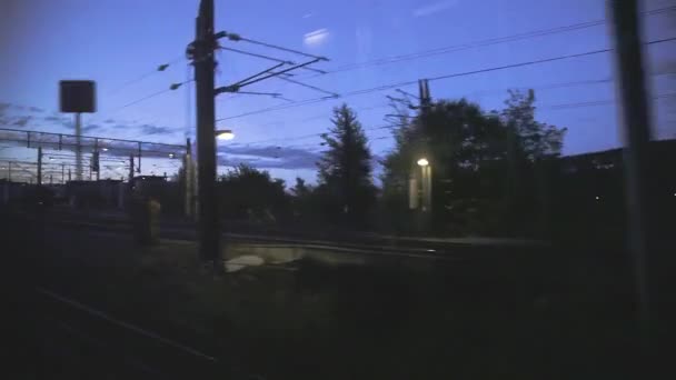 从挪威奥斯陆开往奥斯陆加德莫恩机场的火车在黎明时分开出 穿过利勒斯特兰市和挪威乡村 — 图库视频影像
