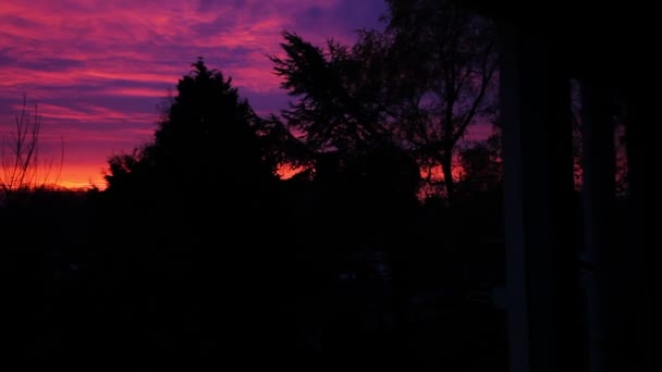 窓の後ろからピンク色の空の夕日 — ストック動画