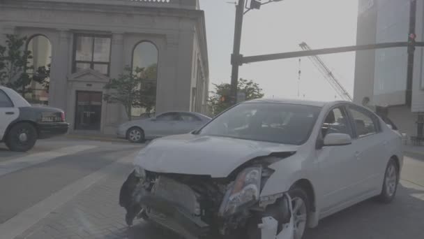 Grondzicht Nasleep Van Een Auto Ongeluk Een Stedelijk Gebied — Stockvideo