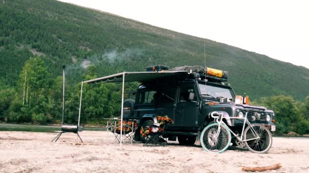 Range Rover Defensor Camping Punto Largo Río Noruega — Vídeo de stock