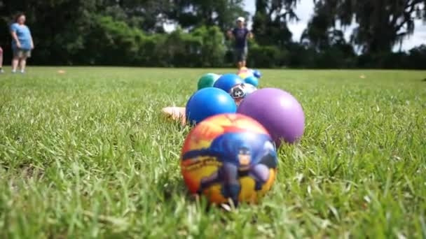 Vista Vicino Una Linea Palle Prese Dai Bambini Battle Ball — Video Stock