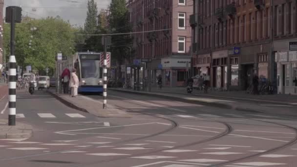 Tramvaj Zastavující Rušné Křižovatce Amsterodamském Západě Natočeno Pozdním Odpoledni — Stock video