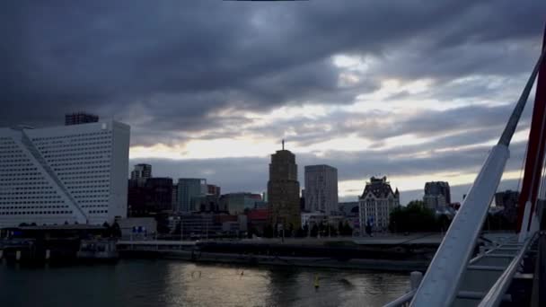 Πλάνα Στη Γέφυρα Willemsbrug Στο Ρότερνταμ Που Δείχνει Τον Ορίζοντα — Αρχείο Βίντεο