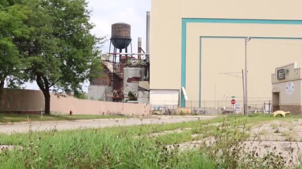 Oude Leegstaande Michigan Car Assembly Plant Water Tower — Stockvideo