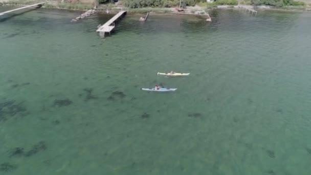 Aerial Slow Motion Due Kayaker Che Remano Oltre Drone Vicino — Video Stock