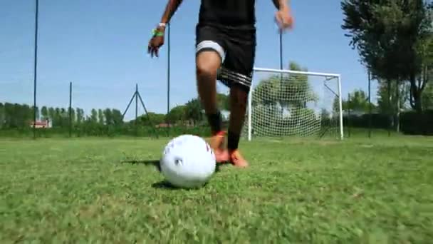 Ein Junger Teenager Dribbelt Den Ball Auf Einem Grünen Fußballfeld — Stockvideo