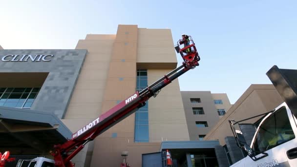 Signage Company Owned Elliott H110 Telesoping Boom Lift Rotating Descending — Stock Video