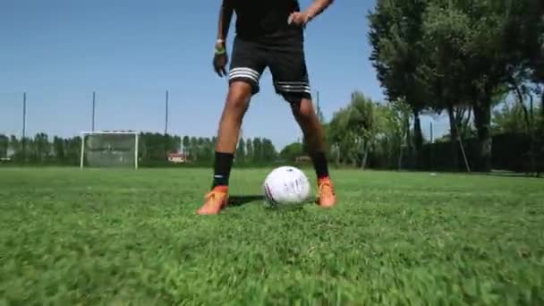サッカー選手がカメラに向かってドリブル — ストック動画