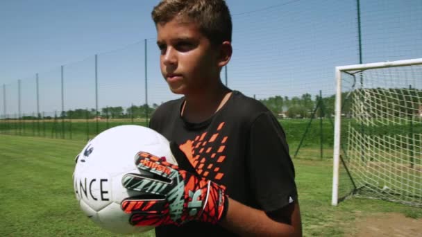 Cámara Rodea Joven Portero Con Una Pelota Fútbol Sus Manos — Vídeos de Stock