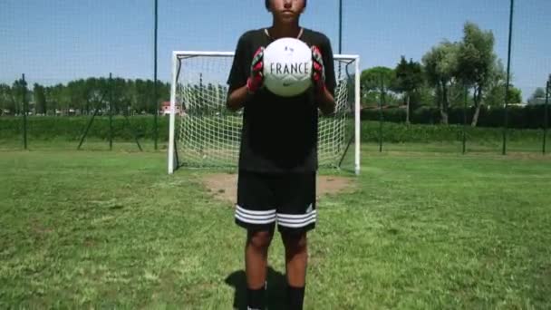 Zbliżenie Strzału Młodego Bramkarza Piłką Rękach — Wideo stockowe