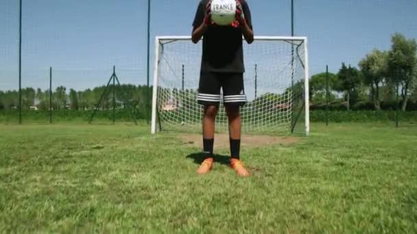 Jovem Goleiro Segura Uma Bola Com Legenda França Suas Mãos — Vídeo de Stock