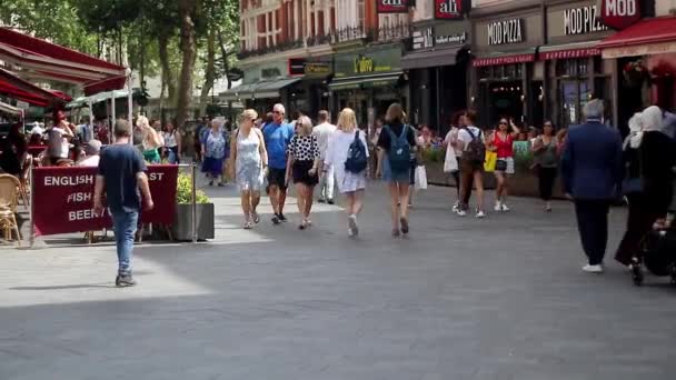 Lövöldözés Londoni Leicester Square Egy Napsütéses Napon Ahol Emberek Sétálgatnak — Stock videók