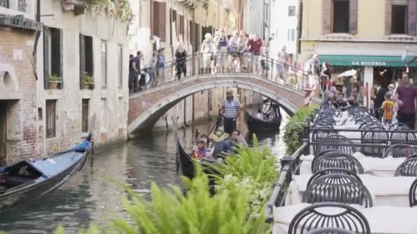 Venedik Atmosferi Evlerin Arasında Gondollarla Köprüdeki Insanlarla — Stok video