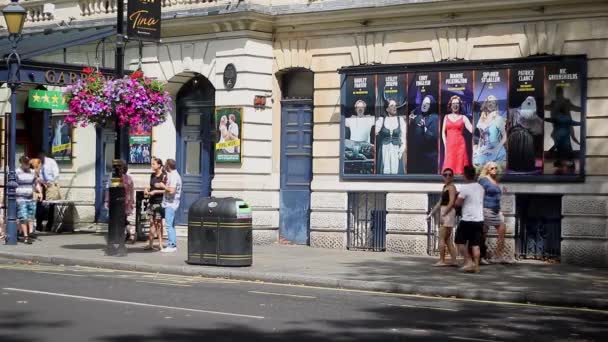 Estabelecendo Filmagem Teatro Perto Leicester Square Londres Dia Ensolarado Com — Vídeo de Stock